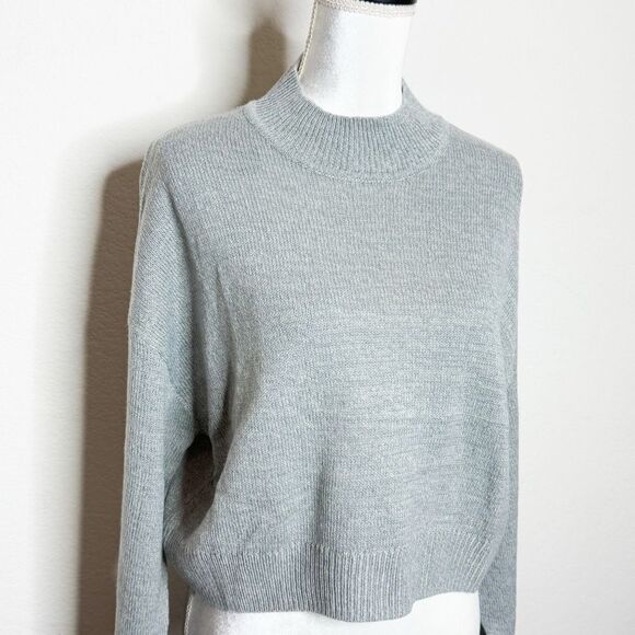 H&M Divided Women's Light Gray Cropped Knit Sweater Size MEd - Picture 2 of 7